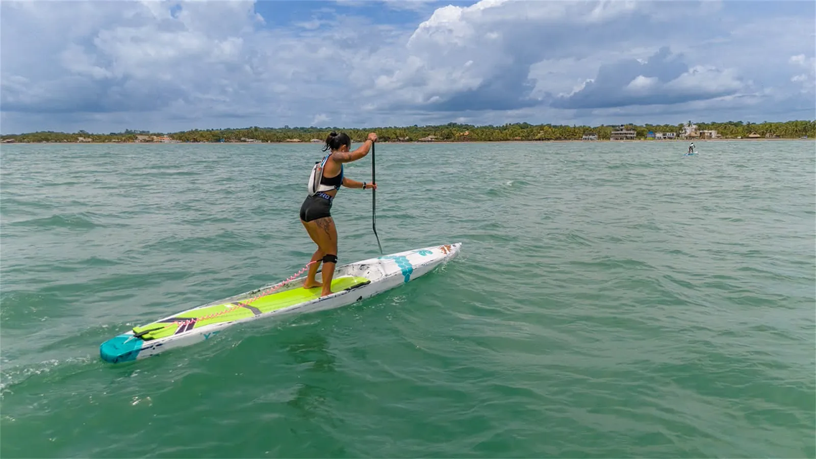 Natalí Elisei remando en aguas abiertas