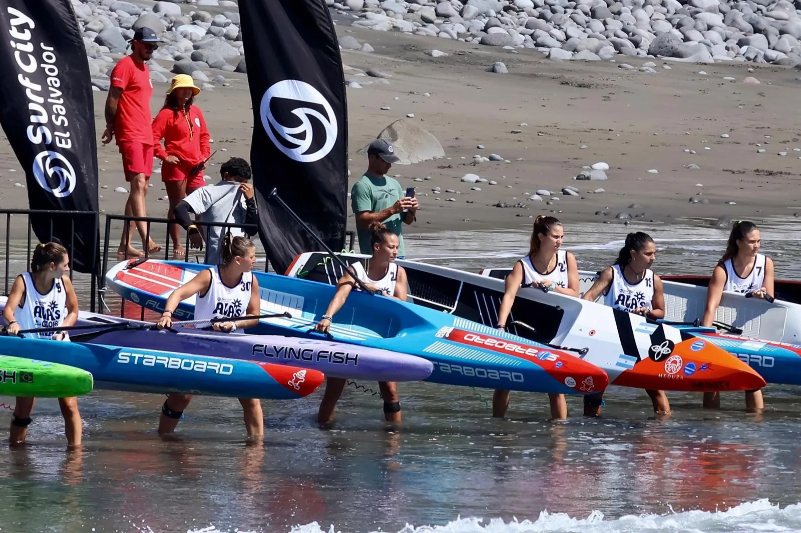 Selección Argentina de SUP ingresando al agua en competencia internacional