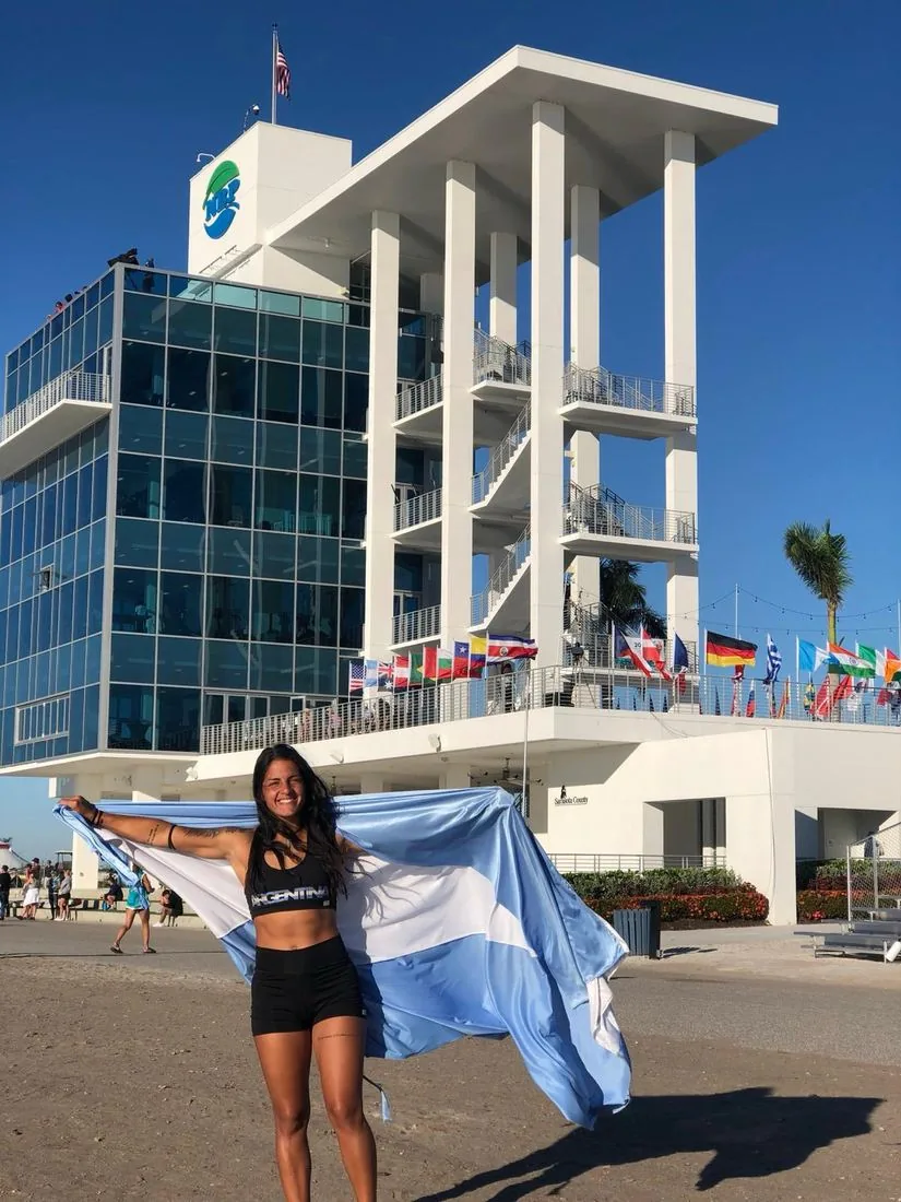 Natalí Elisei con la bandera argentina en el Mundial ICF, Sarasota