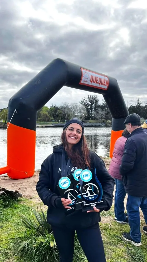 Natalí Elisei con los tres trofeos de campeona nacional 2026